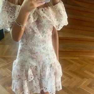 SÖKER!! - Söker denna superfina vita kortklänningen med blommigt mönster och spetsdetaljer från Love and lemons. Skriv gärna till mig om du är intresserad att sälja!!😁💕