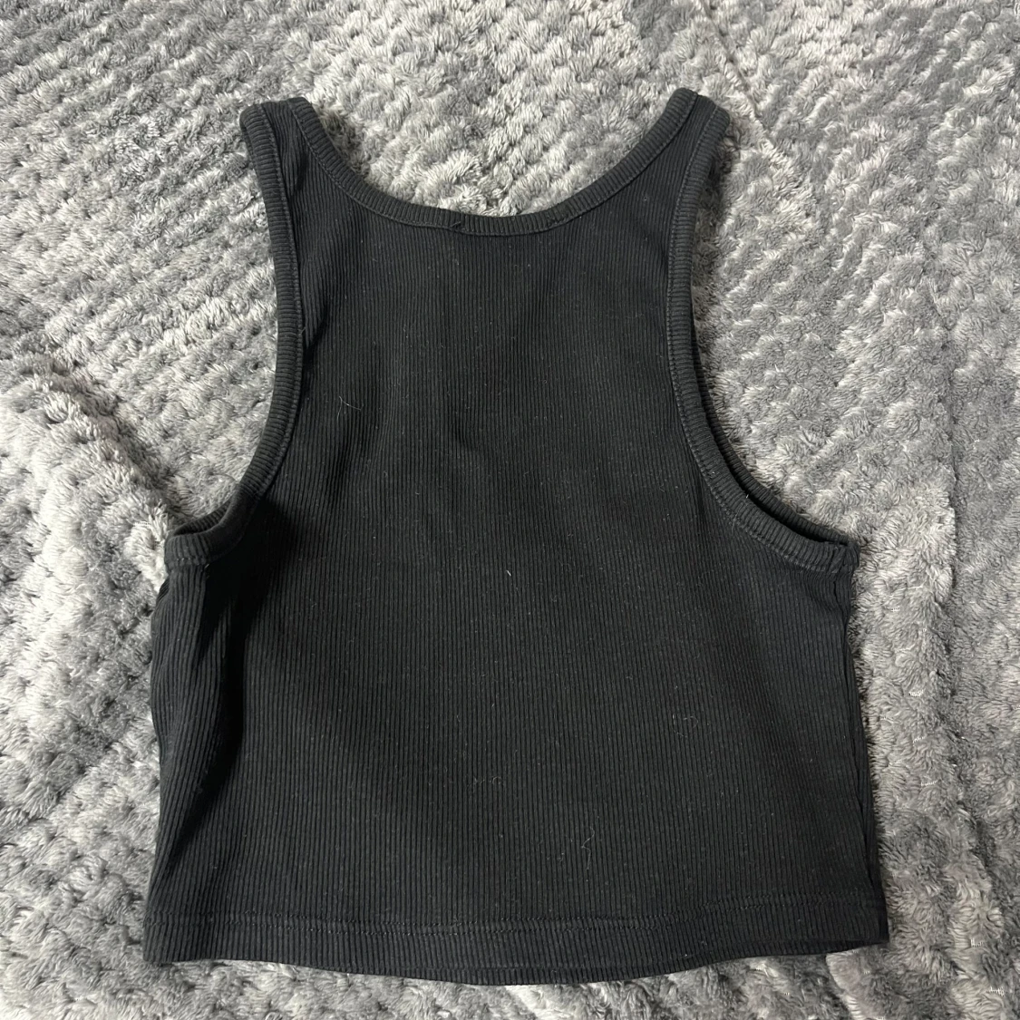 Svart ribbad linnetopp - 1