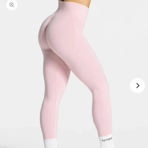 Teveo  Leggings  - Teveo Femme Sculpt Scrunch Leggings ‘Light Pink’ i storlek M. Använda fåtal gånger , mycket bra skick! Nypris : 680kr. Kontakta mig för egna bilder :) 