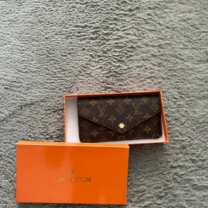 Kuvertväska - Märkes inspirerad väska, helt ny med matchande korthållare. 