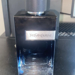 Yves Saint Laurent Y Eau de Parfum - Säljer YSL EDP för att ja ångra mig. Flaskan är 100ml. Priset kan sänkas vid snabbaffär. Flaskan är helt fullt