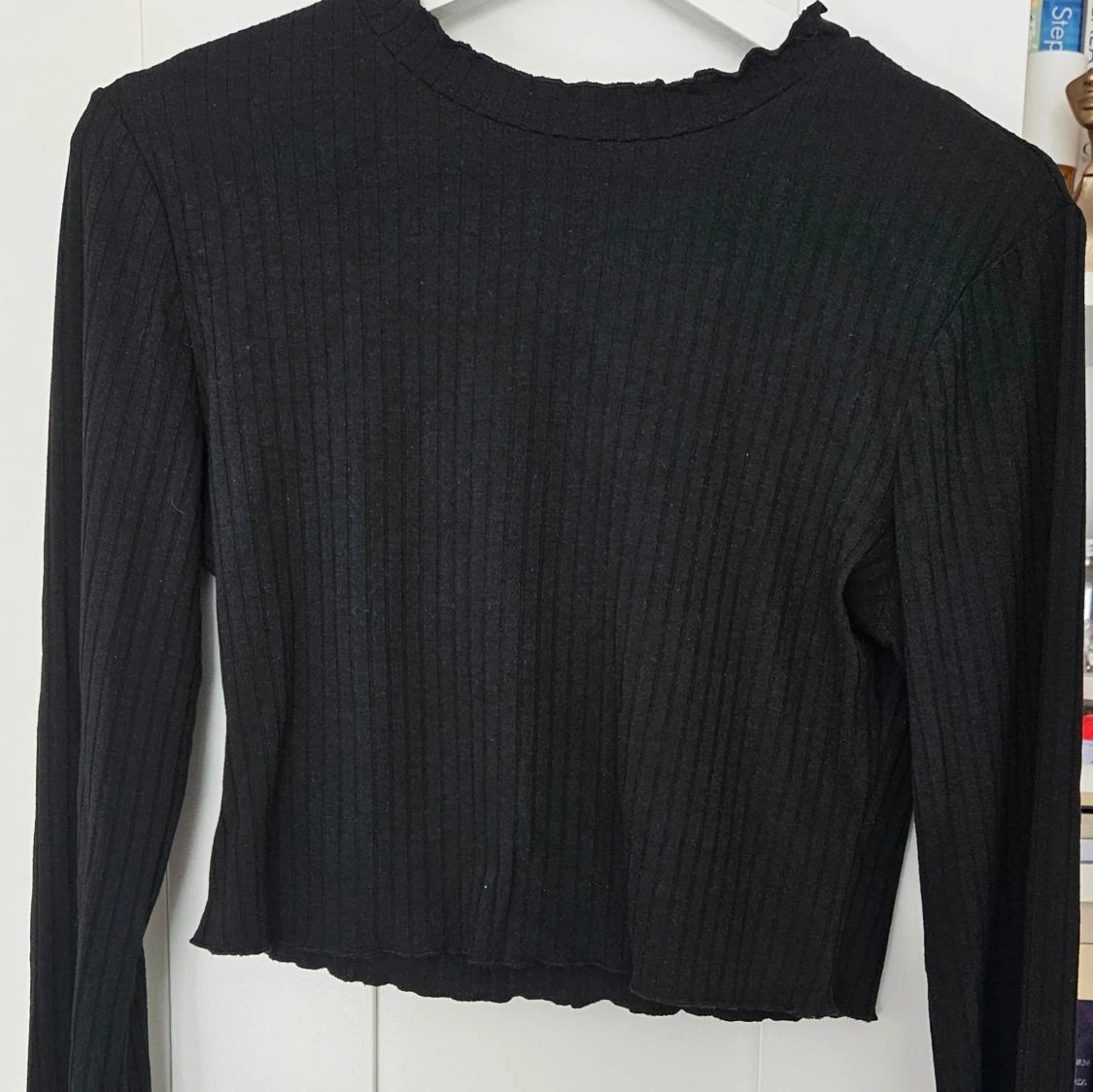 Svart ribbad croppad långärmad topp