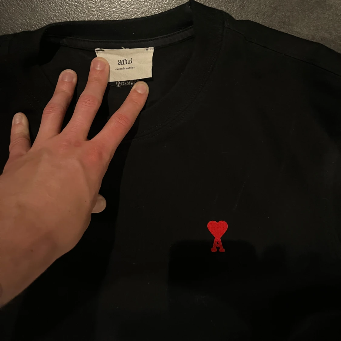 Svart t-shirt från Ami Paris med röd broderad logga - 1