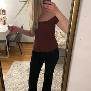 Vinröd/brun topp - Säljer en söt off shoulder topp från lager 157 eftersom den inte kommer till användning💘Den är vinröd men lite mer åt det bruna hållet