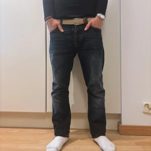 Nudie Jeans Grim Tim - Säljer dessa snygga slim fit nudie jeans i nästan nyskick i en riktigt snygg färg 😎 | Size: W30 L30 | Modell: Grim Tim | Skick: 9/10 | Färg: Ink Navy | Nypris: 1600 kr | Skriv vid minsta lilla fråga! 🗣️🗣️  Nudie jeans erbjuder också gratis lagningar och uppläggning av deras byxor, utan kvitto! 👍