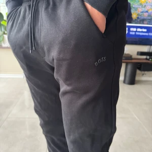 Svarta mjukisbyxor från Boss - Ytterligare ett mjukisdjur från boss, samma som förra men en liten mindre logga. Riktigt skön, bra kvalite 