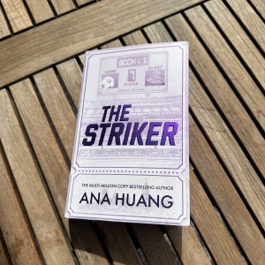 The Striker, Ana Huang - Säljer denna populära Booktok bok skriven av Ana Huang. Den är i nyskick och köpt för 230 kr. Boken är på engelska. Kom gärna med prisförslag! 