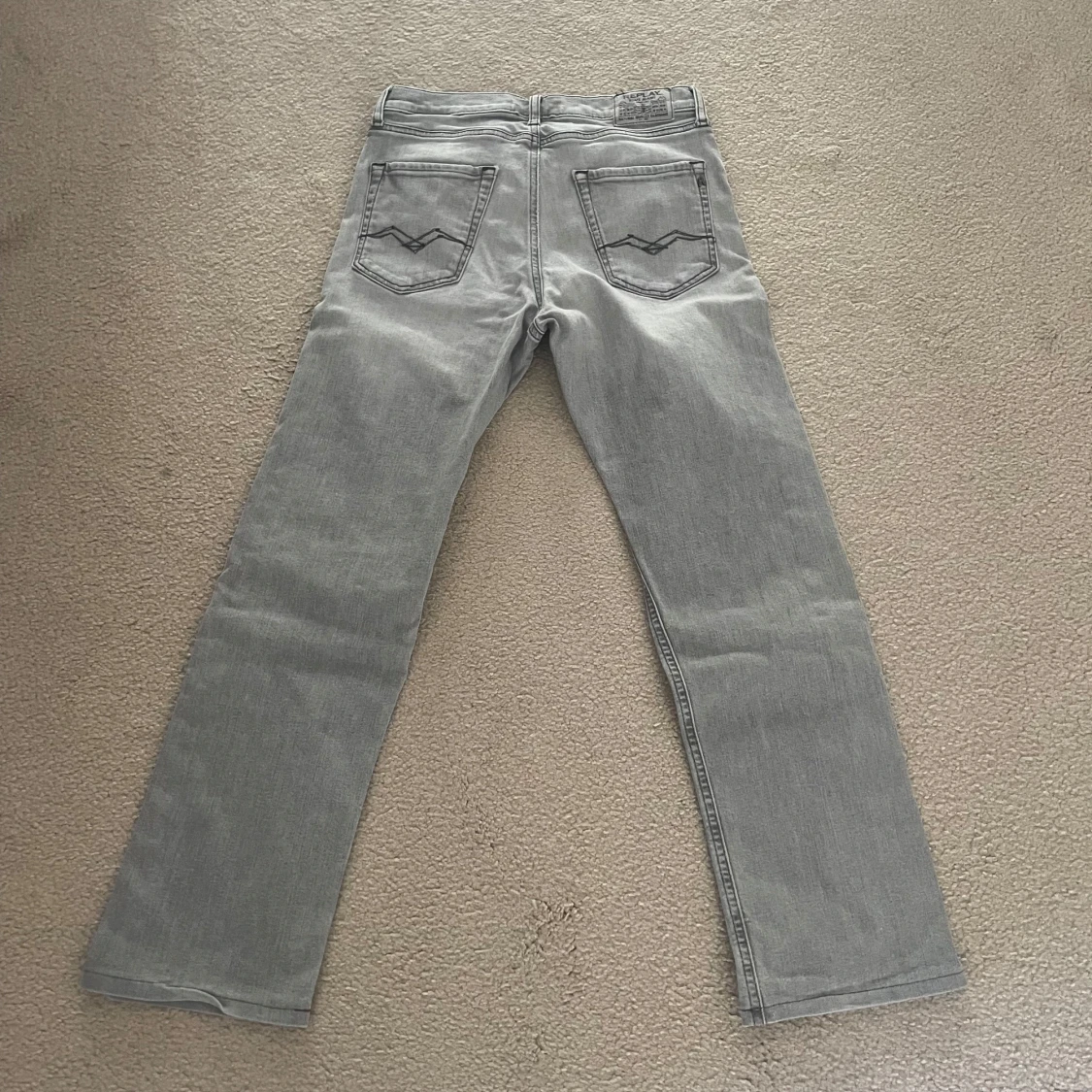 Grå jeansbyxor från Replay - 1