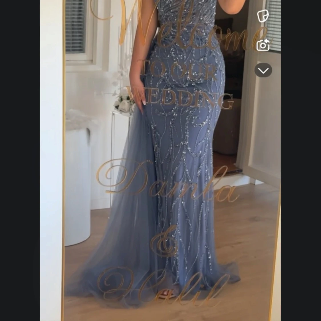 Glittrig blå långklänning med släp - 1