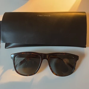 Saint laurent solglasögon - Sjukt unika solglasögon från YSL. Nypris 2600kr Modell: SL 334 002 56. Köpta second hand så har inte kvitto. Skriv vid minsta lilla fråga🙌