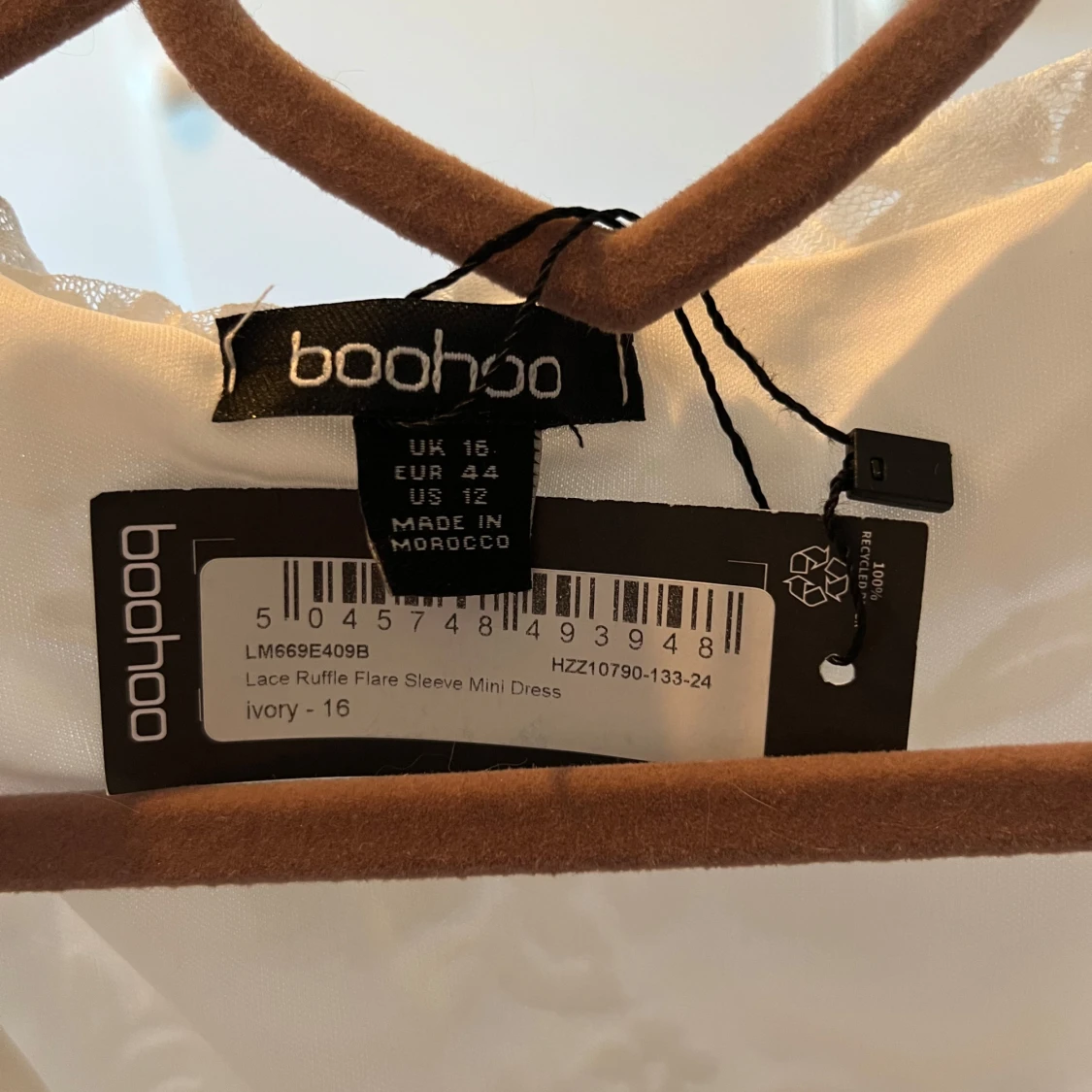 Vit spetsklänning med volanger och lång ärm från Boohoo - 2