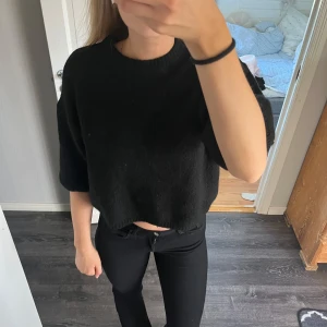Svart stickad croppad tröja från Gina Tricot - Säljer en svart stickad tröja från Gina Tricot. Tröjan är i storlek xs nästa helt ny bara använd några enstaka gånger 🥰.
