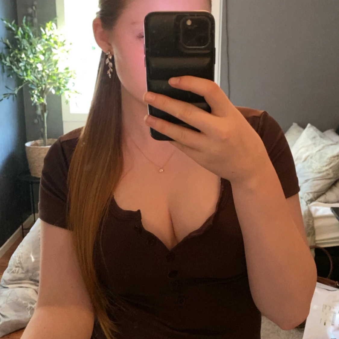 Brun ribbad topp med knappar