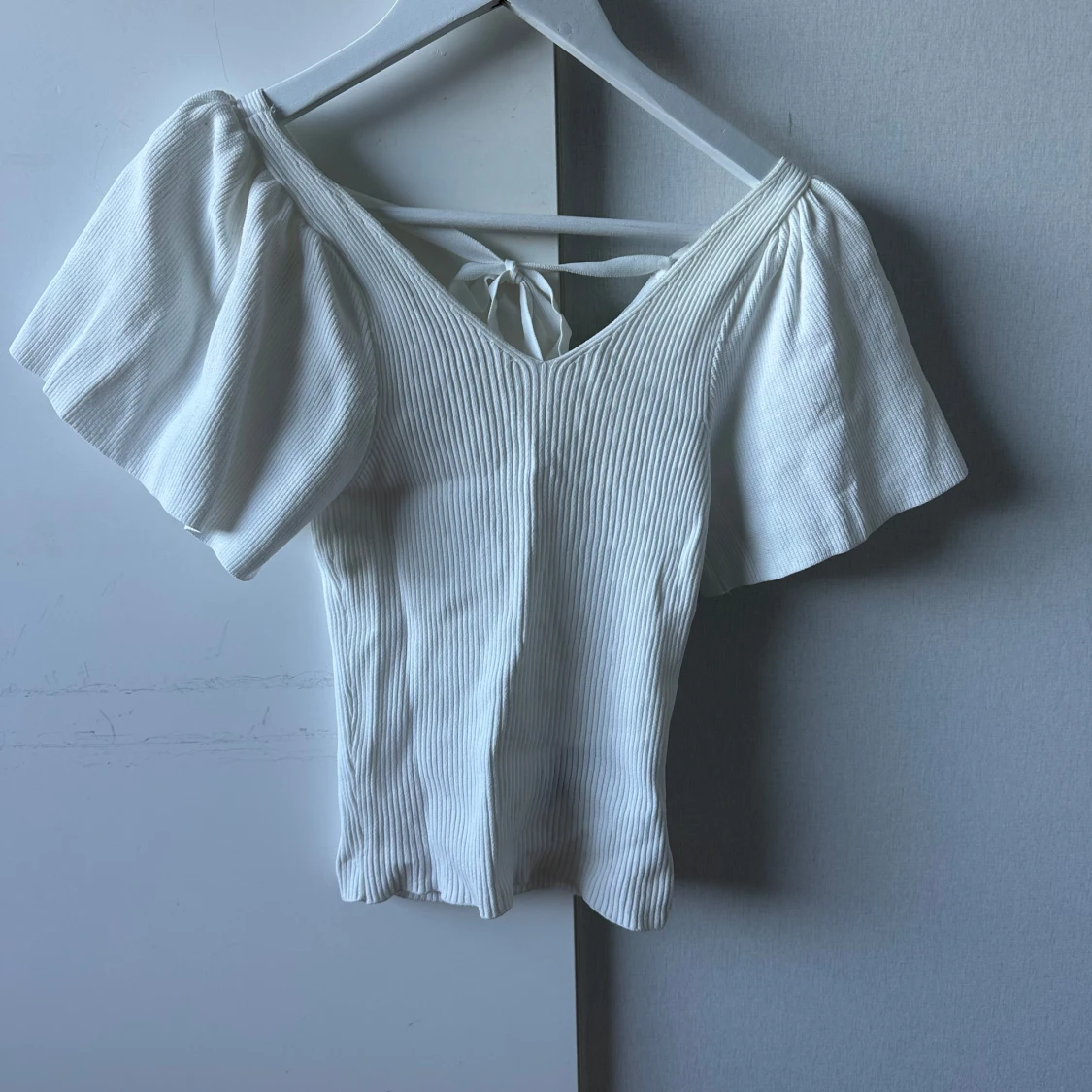 Vit ribbad topp med v-ringning och knyt i ryggen