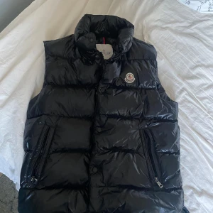 Moncler väst - Säljer en moncler tibb väst i väldigt bra skick med storleken 1/s det ända är att själva teckningen har lossnat därav priset och har bara inte orkat åka in och sy på den igen men kvitto finns 