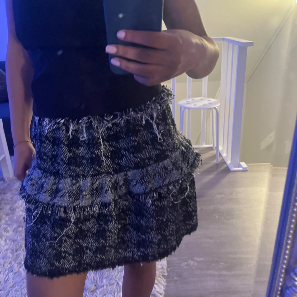 Svart och grå rutig kjol med volang - 1