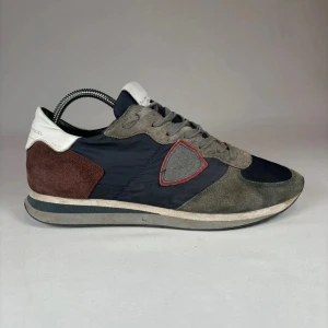 Philippe Model sneakers - Säljer dessa Philippe model skor i snygg färg. Skorna är i storlek 42. Skorna är använda ett fåtal gånger och är i bra skick. En liten defekt finns på kanten av sulan som man knappast ser. Säljer för att de är för små för mig. Priset är inte hugget i sten så hör av dig vid funderingar🕺