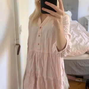 Ljusrosa klänning från Zara - Fin rosa klänning från Zara i storlek Xs💕