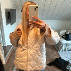 Beige quiltad jacka från BikBok - Säljer en beige quiltad jacka från BikBok i storlek XS. Jackan har oversized passform, långa ärmar och stängs med knappar. Perfekt för höst och vår. Snygg och trendig modell som är lätt att matcha. Köpte på vinted men säljer igen då den var för stor, skulle säga att den passar s-m, bilderna är från förra säljaren. Hör av er vid frågor!💓💓
