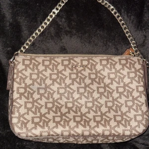 Brun axelväska med kedjerem från DKNY - Perfekt skick