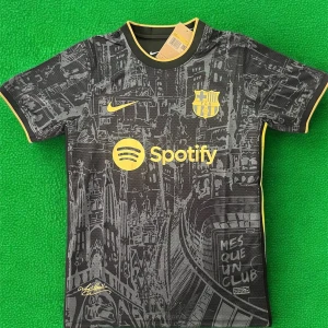 FC Barcelona svart fotbollströja med gula detaljer - Säljer en svart FC Barcelona fotbollströja från Nike med gula detaljer och tryck. Tröjan har korta ärmar, gul Nike-logga, klubbmärke och Spotify som sponsor. Mönstret visar Barcelonas stadssilhuett och texten 'MES QUE UN CLUB'.