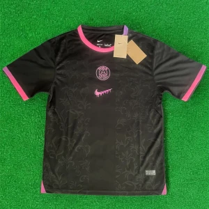 Paris Saint-Germain svart fotbollströja med rosa detaljer - Säljer en svart PSG fotbollströja från Nike med subtilt blommönster. Tröjan har rosa och lila detaljer vid krage och ärmslut, samt PSG-logga och Nike-logga i rosa framtill. Perfekt för dig som vill sticka ut på planen.