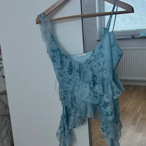 Blå topp från zara - zara topp,aldrig använd.