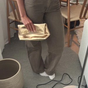 Kuvertväska  - Kuvertväska i ä guld från Boohoo. Använd en gång 🥰