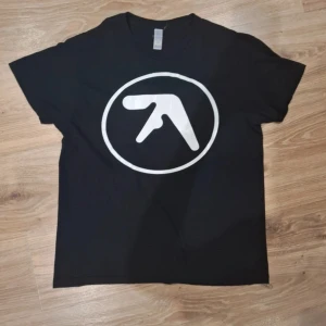 Aphex Twin - Svart Aphex Twin T-shirt längd: 67cm
