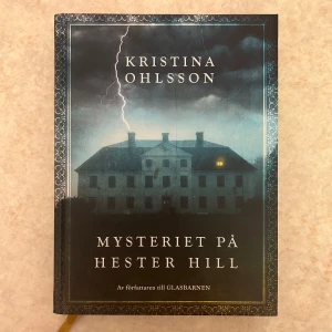 Mysteriet på Hester Hill bok - En spännande mysteriebok av Kristina Ohlsson. Boken riktar sig till unga läsare som gillar mysterier.🔍