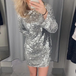 Silverglittrig klänning - Silverglittrig klänning i strl s💕
