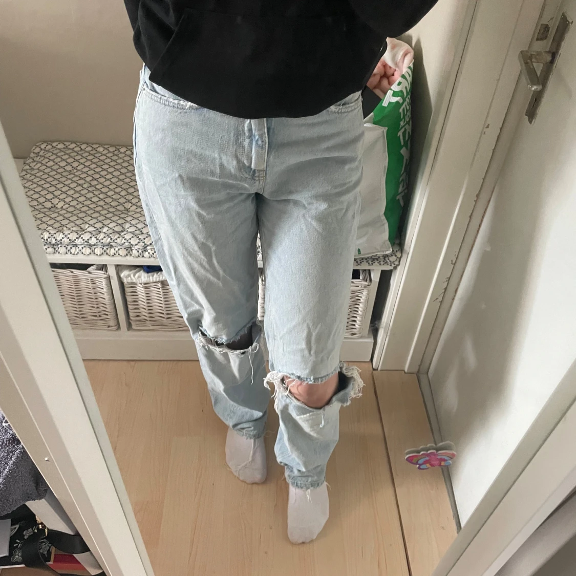 Ljusblå slitna jeans