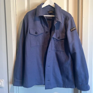 Blå overshirt från Napapijri - Blå overshirt från napapjiri i storlek L, aldrig använd