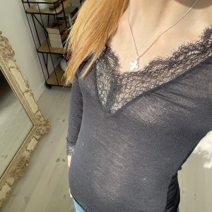 Svart intimissimi tröja med spets - Säljer min supersnygga intimissimi tröja då den tyvärr är för liten. Har några repor men de är knappt synliga!☺️☺️
