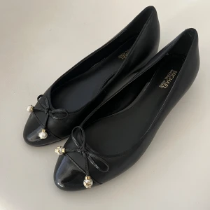 Michael Kors ballerina skor  - Så fina Michael kors ballerina skor i så bra skick! Nypris ca 2000kr!
