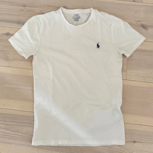 Vit Polo Ralph Lauren T-shirt - Säljer klassisk vit t-shirt från Polo Ralph Lauren i en slim fit-modell. Perfekt basplagg i mjuk bomull.