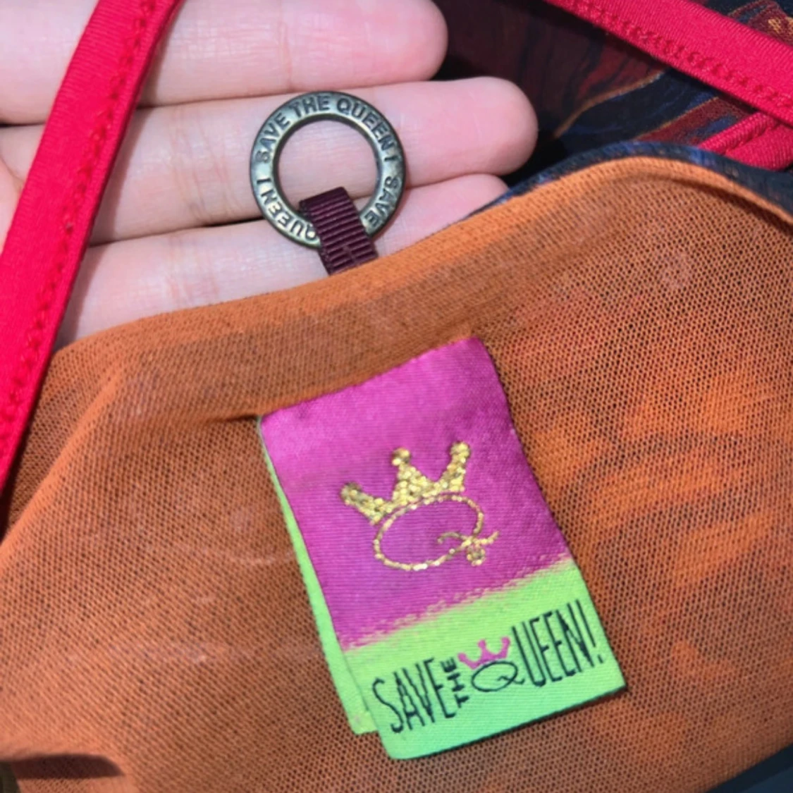 Färgglad topp med tryck och kontrastärmar - 4