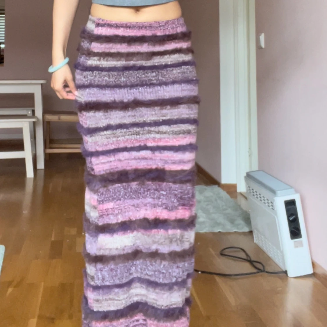 Långkjol i stickat material med lila och rosa ränder