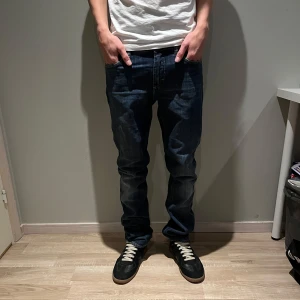  Acne Studios jeans - Säljer ett par mörkblå jeans från Acne Studios. Jeansen har normal passform och är tillverkade i ett robust denimtyg. Perfekta för dig som gillar stilrena och tidlösa jeans. Dom har endast använts 1 gång och dom har mycket kvar att ge. Skriv gärna cid funderingar🙌