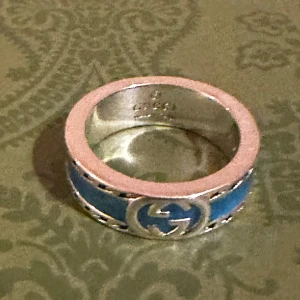 ring - Säljer en snygg ring i 925 silver, märkning på insidan. Perfekt för dig som gillar statement-smycken. Siden:6. 16.5mm