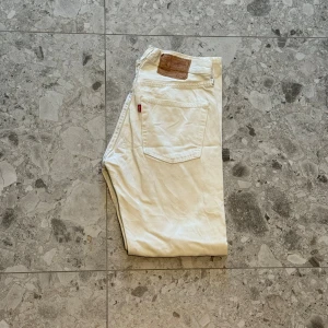 Vita jeansbyxor från Levi's - Säljer ett par vita jeansbyxor från Levi's. Storleken är W30 och L30. Ett väldigt bra val till jeans enligt mig. Pypris ca 1400kr