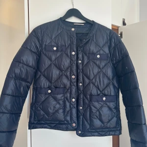 Boss jacka - Helt slutsåld vårjacka från Boss. Köpt i Paris för  4000kr☺️ så snygg och perfekt tunn jacka🫶🏻 i strl xs! Färgen är marinblå🩷 väldigt lik Moncler jackorna, men enligt mig är denna mycket snyggare☺️ Inga tecken på användning, precis som ny🥰