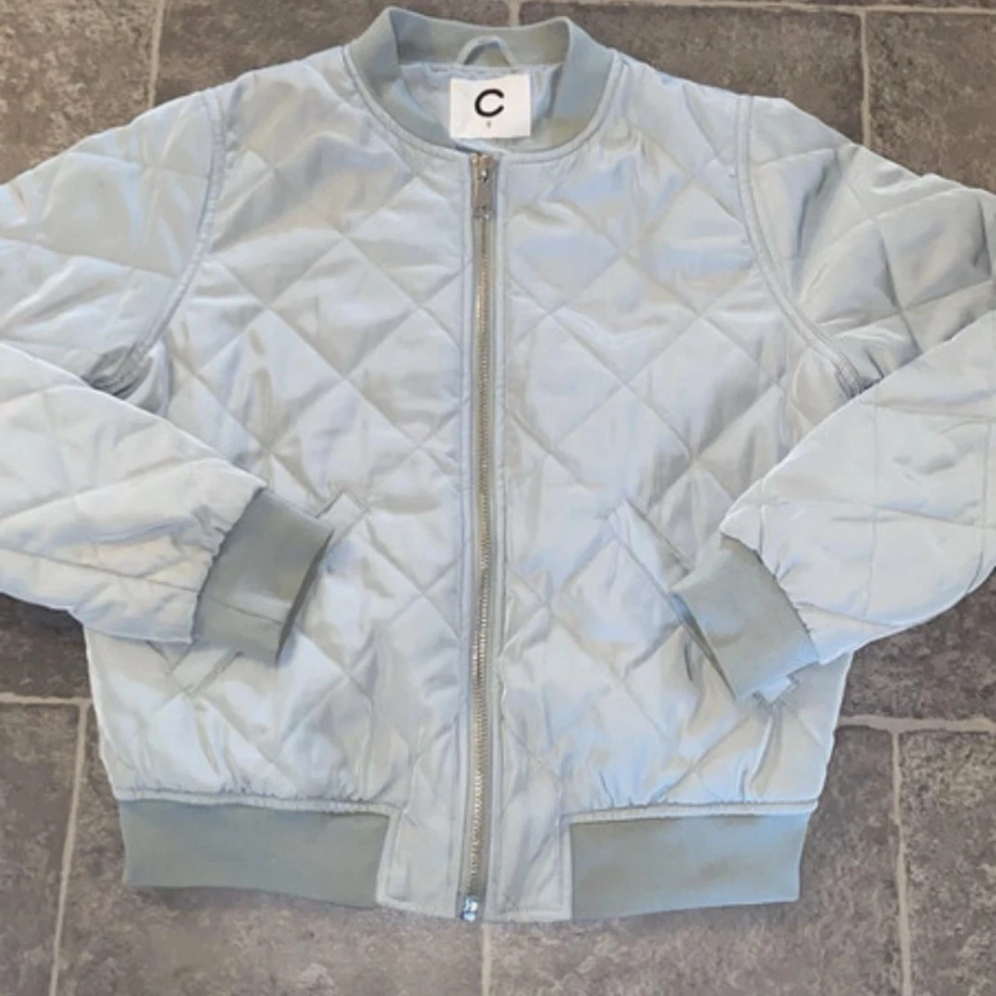 Ljusgrå quiltad bomberjacka från Cubus