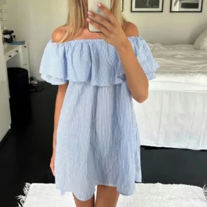 Volang klänning  - Så söt volang klänning från Zara, storlek S❤️