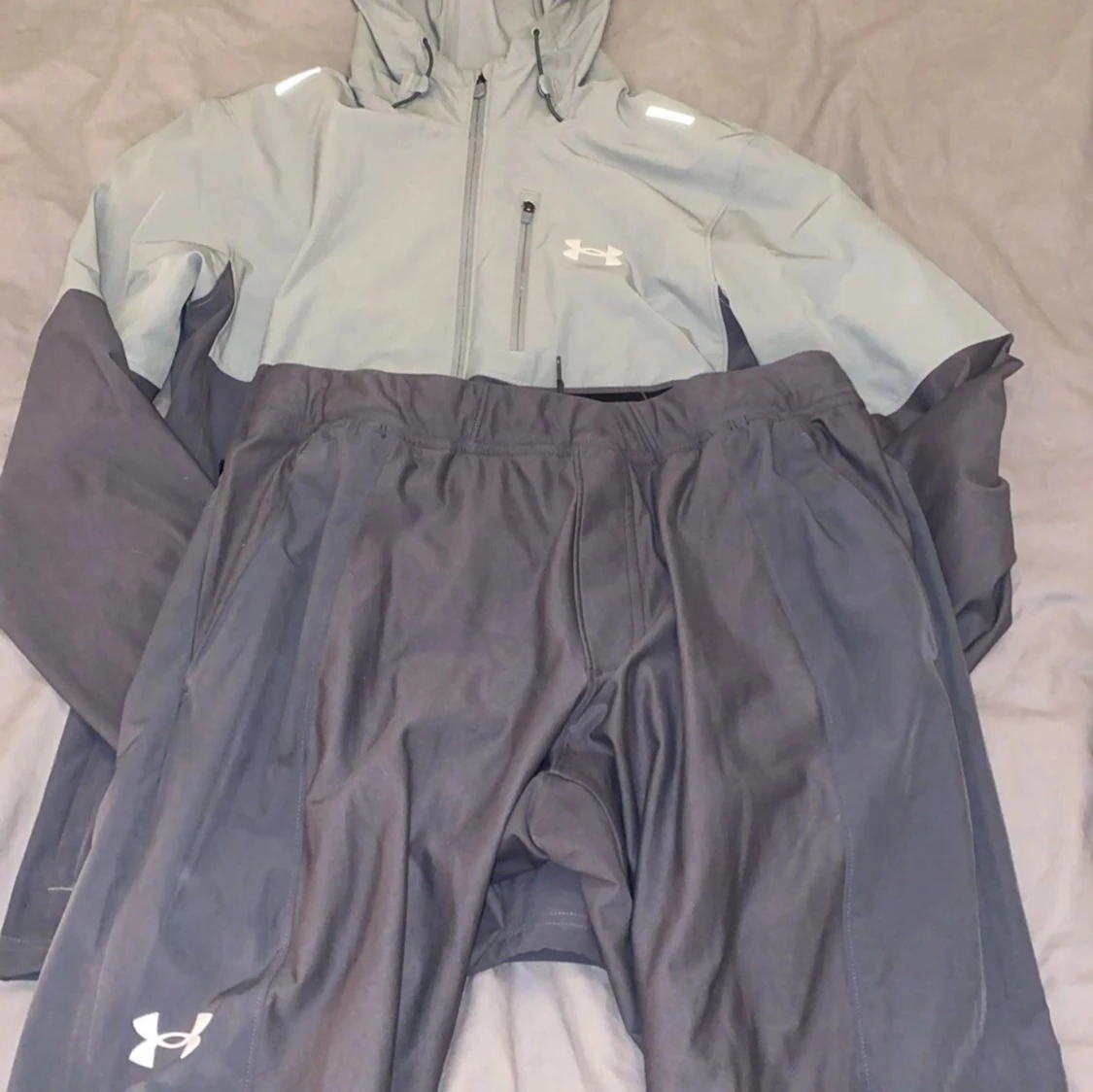 Grå träningsjacka och byxor från Under Armour