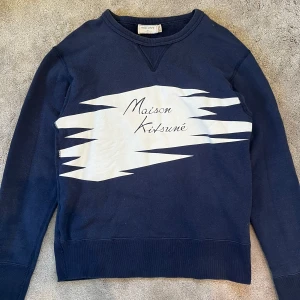 Blå tröja från maison kitsune - Skick: 10/10 - Storlek: S - nypris: 2500+