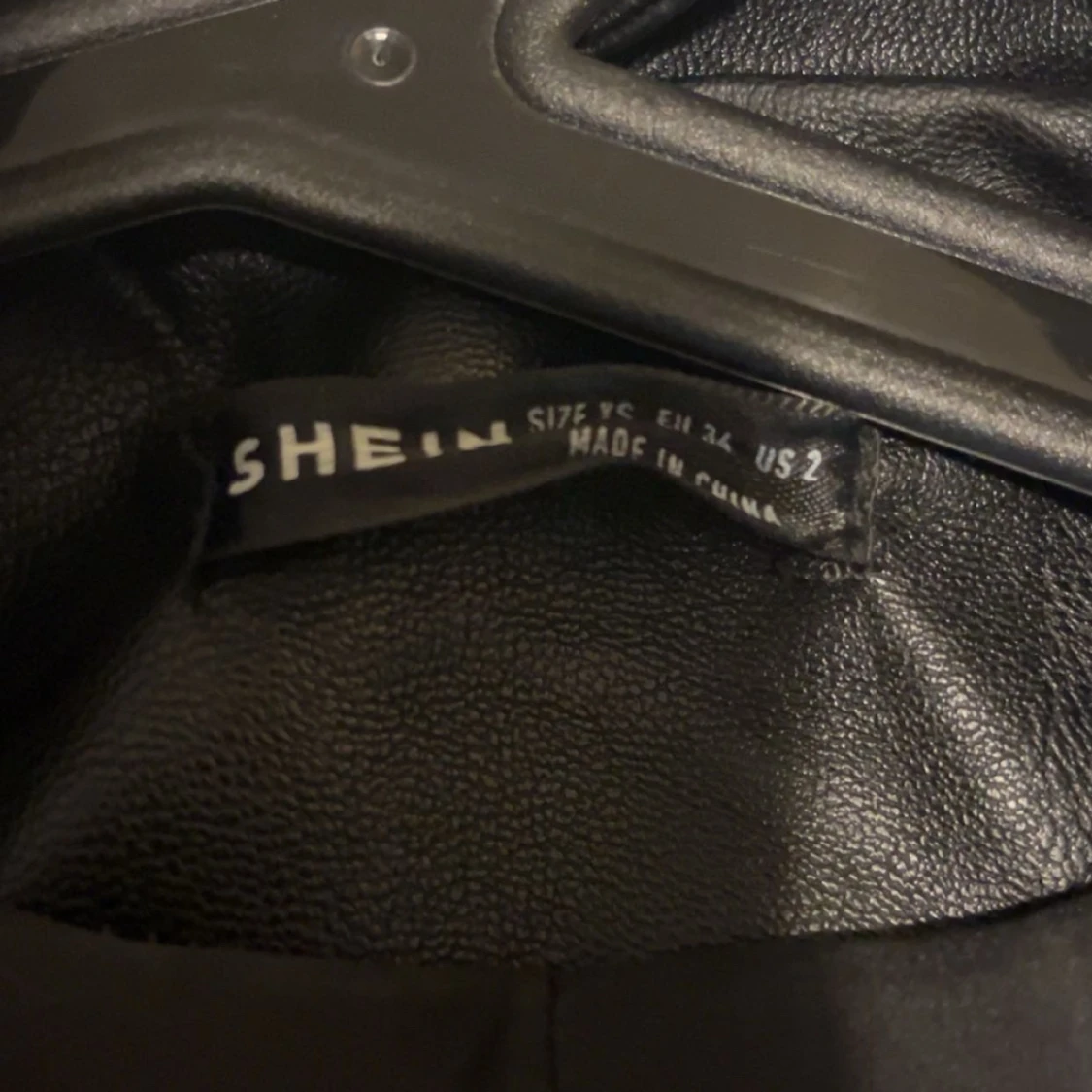 Svart skinnjacka från SHEIN - 2