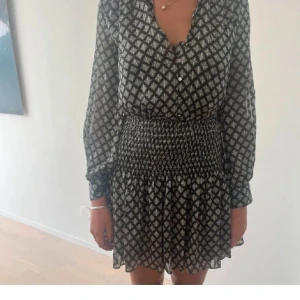 Zara mönstrad klänning - Sååå snygg mönstrad klänning från Zara! Storlek M men passar även mindre. Hör av dig vid frågor!