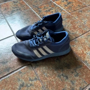Adidas sneakers  - Säljer ett par blå Adidas los angelos sneakers. Stl 41 1/3