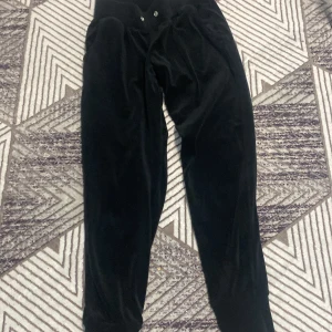 Svarta sammetsbyxor från Esmara - Mysiga svarta sammetsbyxor från Esmara med normal passform och resår i midjan. Byxorna har fickor på sidorna och stängs med knapp och dragkedja. Perfekta för en chill och stilren look.